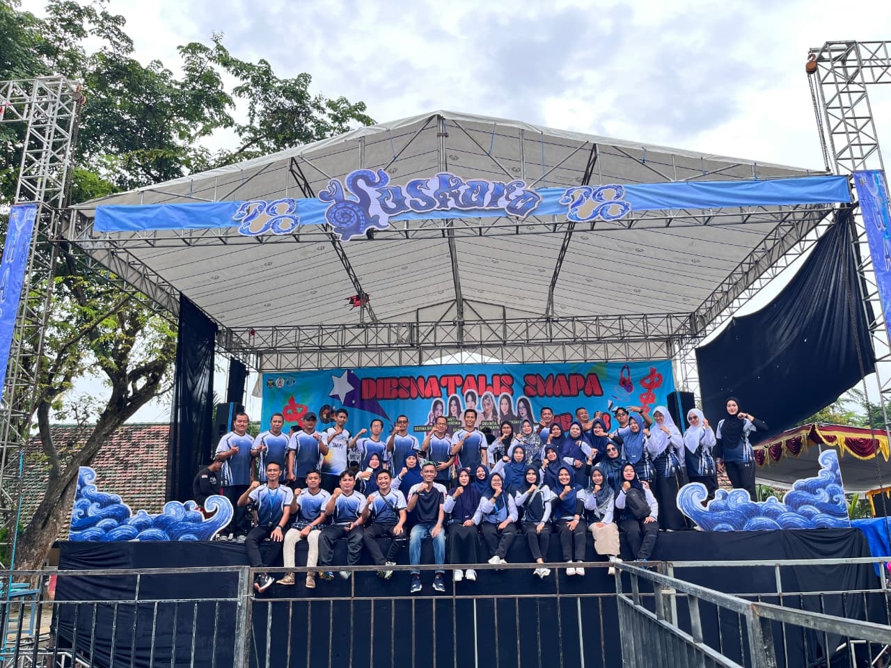 Kepala SMAN 1 Parengan bersama para dewan guru dalam acara puncak Dies Natalis, kemarin (27/1).