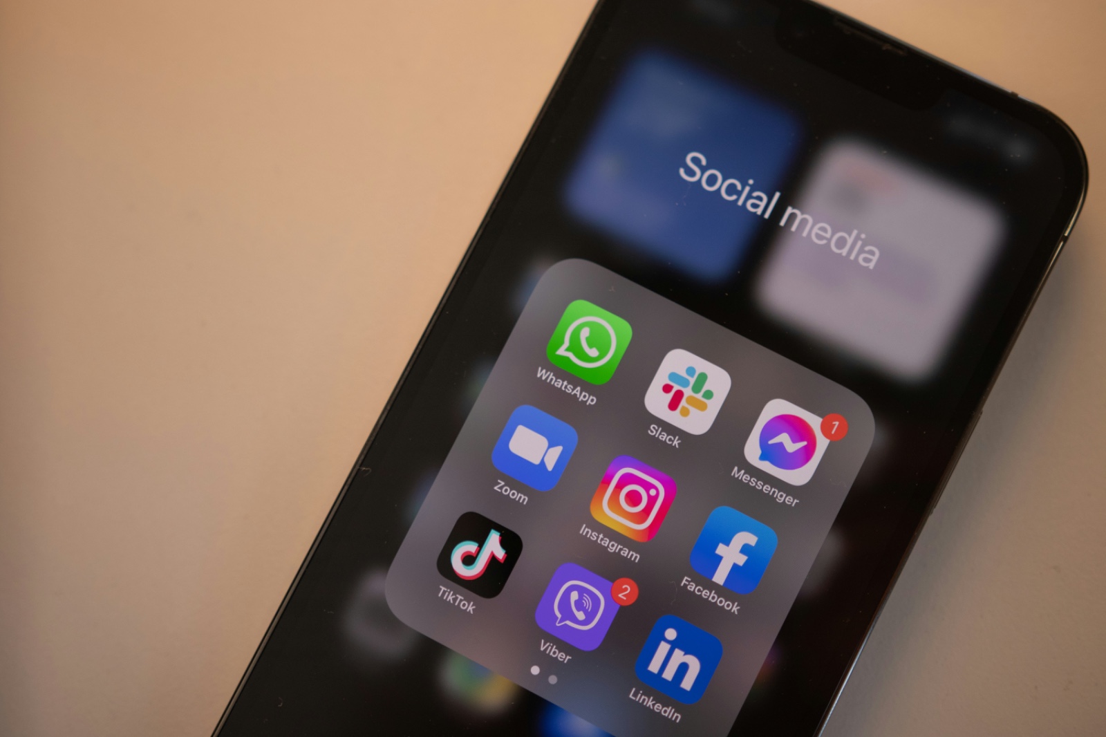 Video 15 detik mendominasi TikTok dan Instagram Reels karena algoritma yang mendorong konten singkat dengan tingkat engagement tinggi.