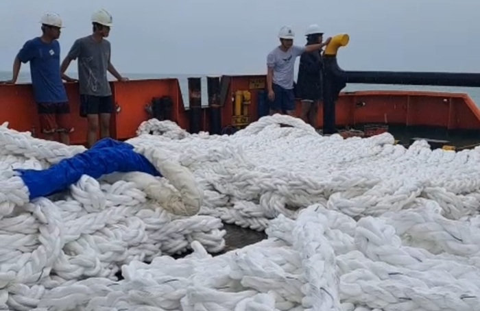 Petugas penyelamat melakukan penurunan tali towing untuk melakukan evakuasi kapal tanker MT Abigail W di perairan Kecamatan Jenu, kemarin (27/1).