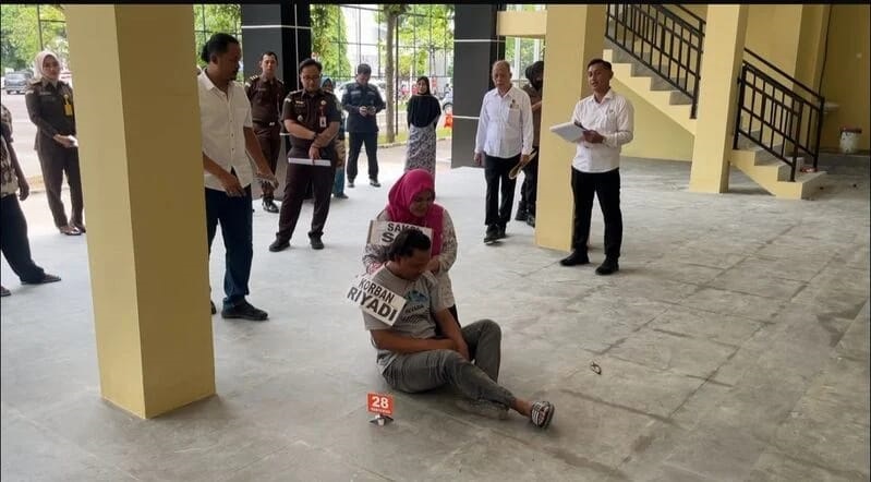 Satreskrim Polres Tuban menggelar rekonstruksi kasus perangkat Desa Jarorejo, Kecamatan Kerek di halaman Mapolres Tuban, Senin ( 26/1) sore.