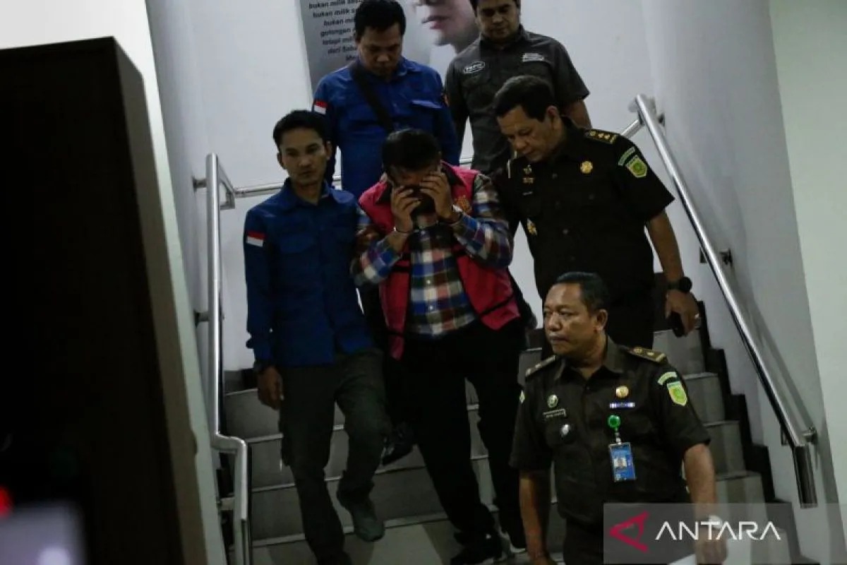 Jaksa mengawal tersangka ketiga kasus korupsi pengadaan lahan 70 hektare di kawasan Samota Pulau Sumbawa