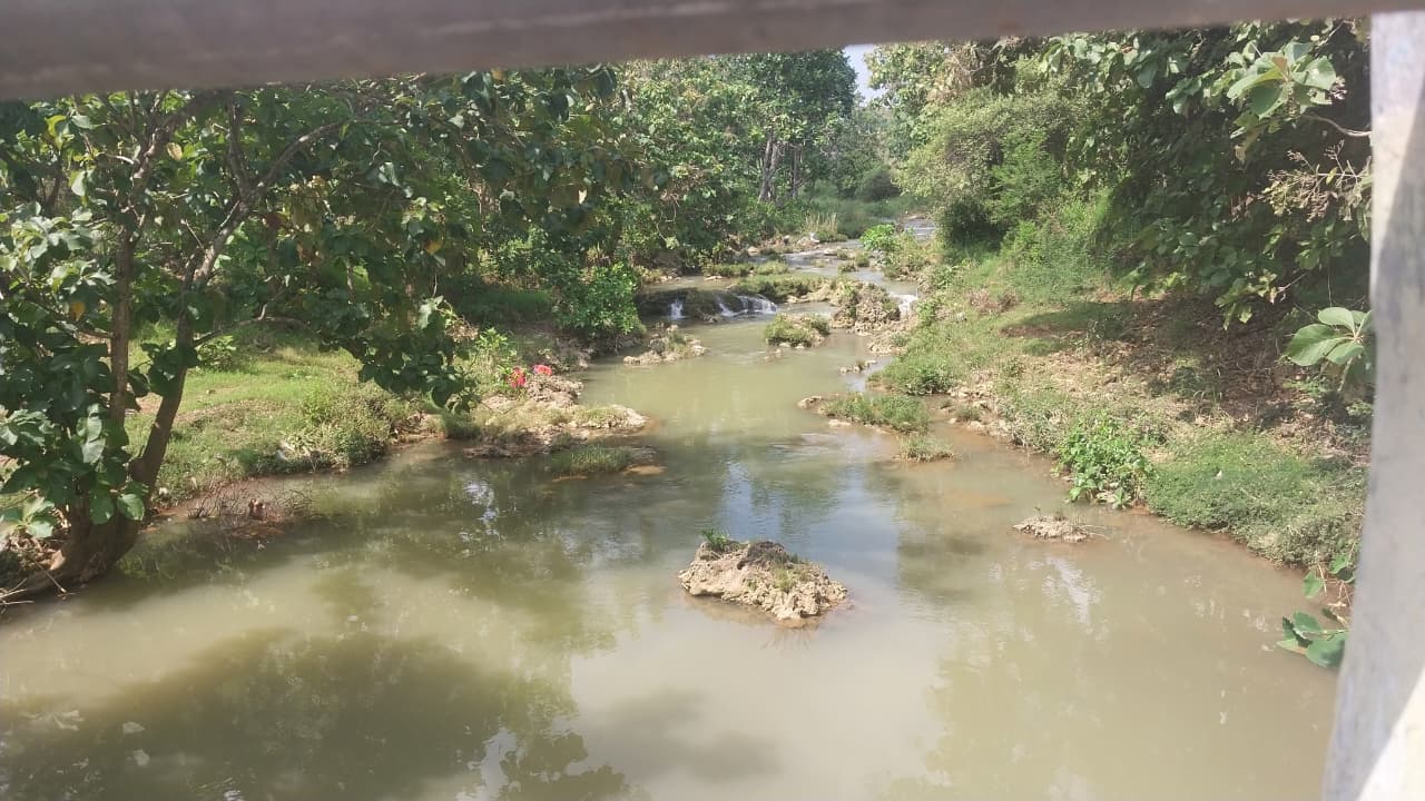 Genangan banjir di persawahan Desa Jenggolo, Kecamatan Jenu dimanfaatkan para pemancing untuk menyalurkan hobinya.