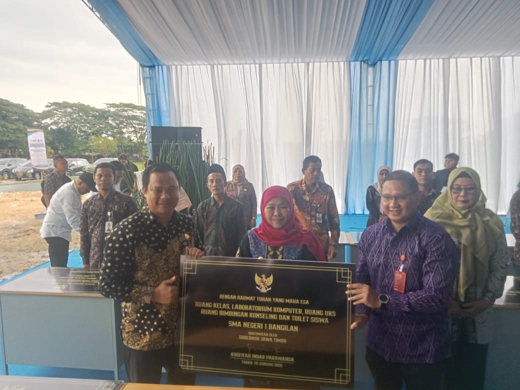 Gubernur Jawa Timur Khofifah Indar Parawansa didampingi Kepala Disdik Provinsi Jatim Aries Agung Paewai menyerahkan plakat peresmian kepada Kepala SMAN 1 Bangilan Imam Syafi&rsquo;i.