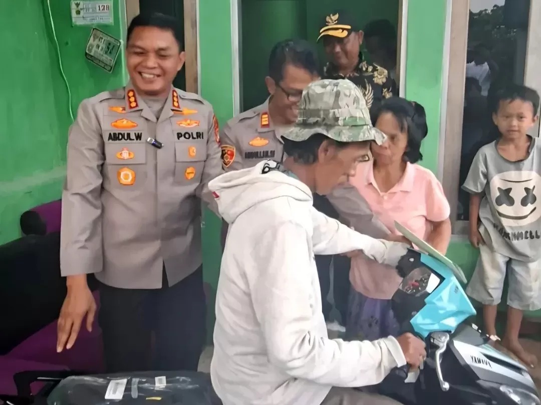 Kapolres Depok Kombes Pol Abdul Waras beri motor & modal usaha untuk Sudrajat, penjual es kue viral