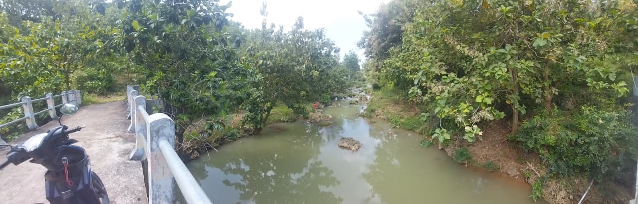 Aliran Sungai Banyu Langsih yang berbatasan dengan Desa Boto dan Desa Jadi, keduanya di Kecamatan Semanding yang akan dijadikan bendungan