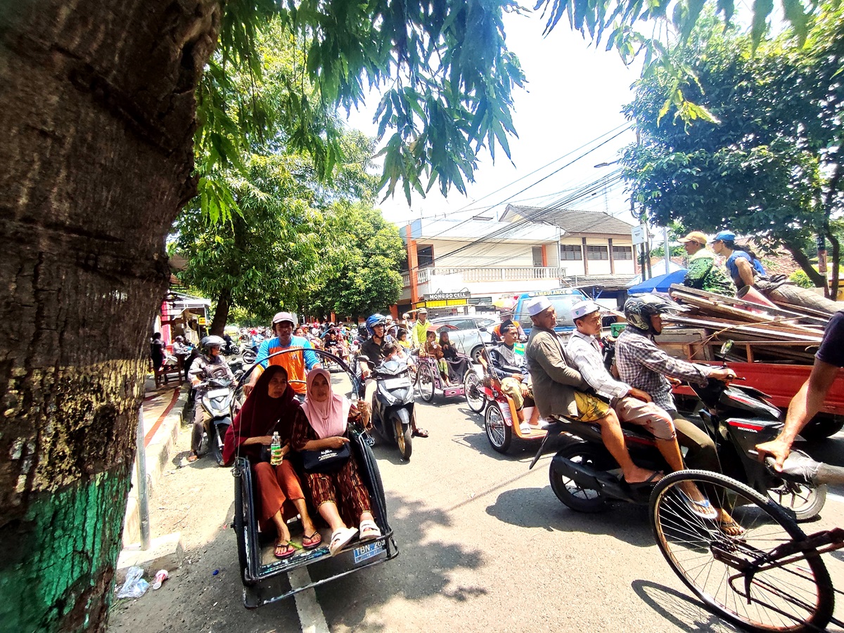 Kondisi Jalan AKBP Suroko Tuban dipadati peziarah wisata religi Sunan Bonang dari Ponpes Walisongo Situbondo, kemarin (30/1).