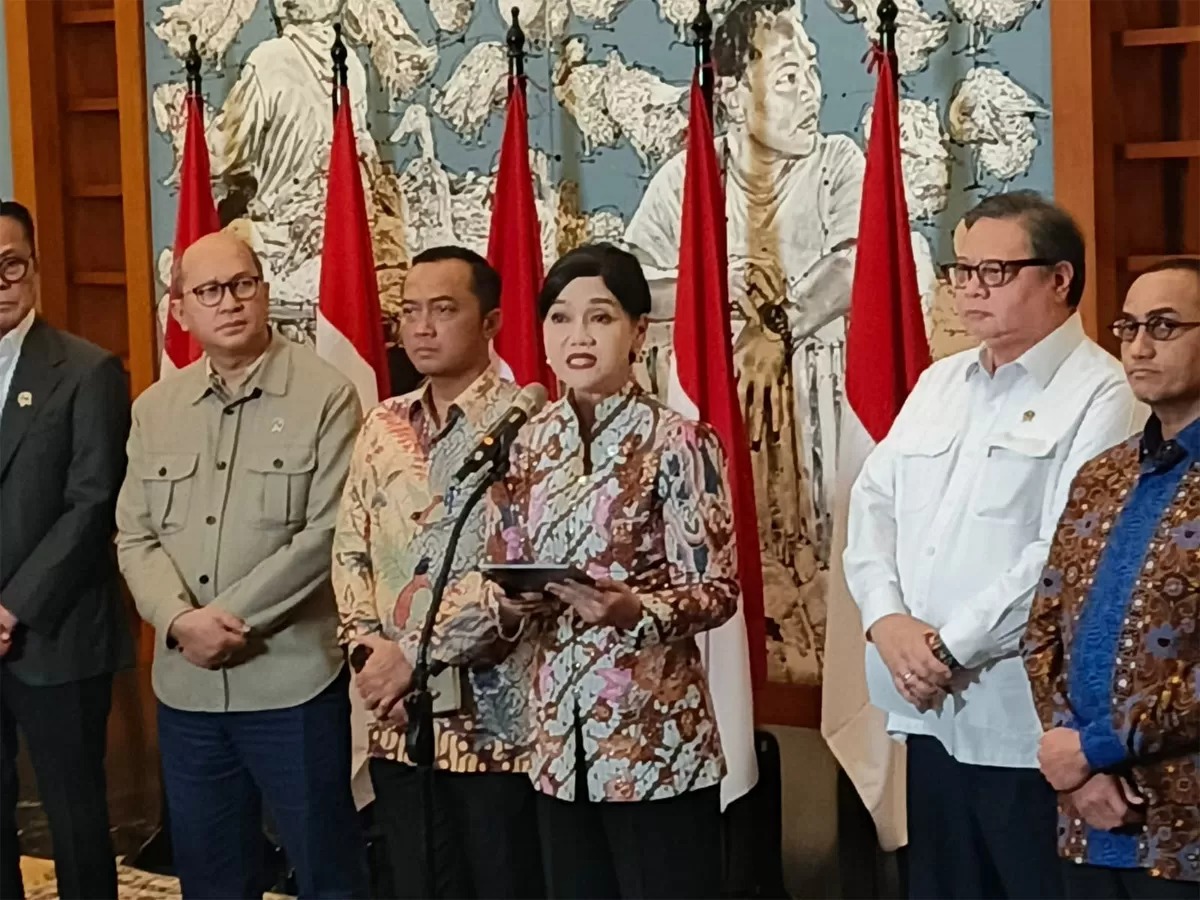 Plt Ketua dan Wakil Ketua OJK, Friderica Widyasari Dewi memberikan penjelasan saat konferensi pers di Gedung Danantara Jakarta, Sabtu (31/1) malam.