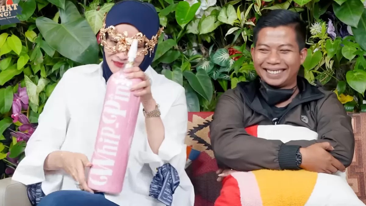 Pembahasan soal nitrogen oksida dalam tabung Whip Pink.