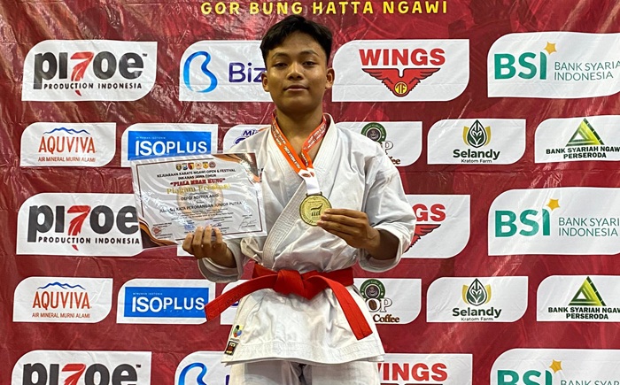 Defqi Aditiya Abid berfoto dengan medali emasnya setelah menyabet Juara 1 Kata Perorangan Junior Putra dalam INKANAS Jawa Timur 2025