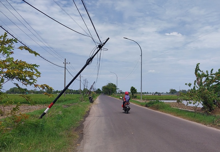 Tiang internet di ruas jalan Merakurak&ndash;Jenu yang miring dan hampir roboh ke jalan.