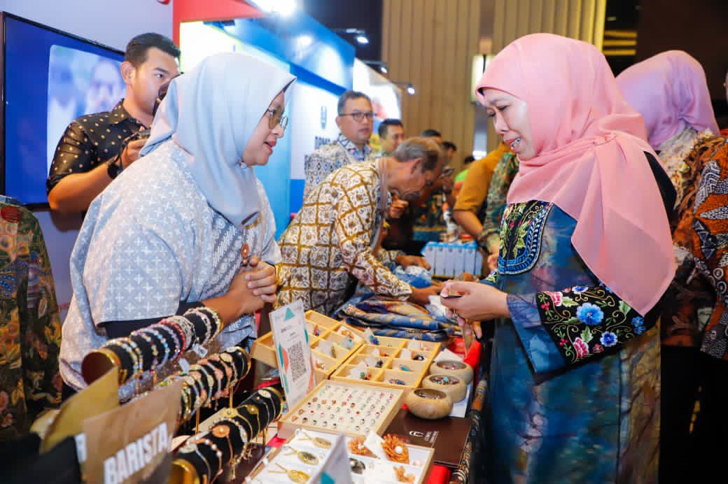 Gubernur Khofifah memimpin Misi Dagang Jatim&ndash;Jateng dengan transaksi dua arah, melibatkan produk unggulan sektor pangan, peternakan, perikanan, dan industri pengolahan.