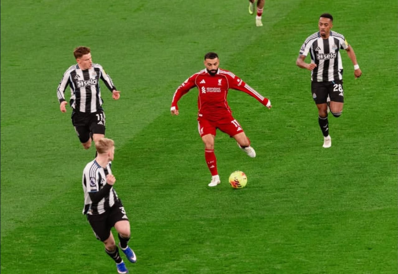 Pemain Liverpool, Mohammed Salah, saat berhadapan dengan beberapa pemain Newcastle united.