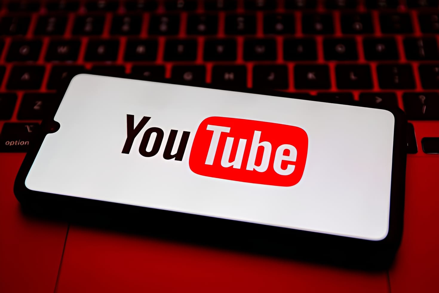 YouTube menjadi sorotan setelah mematuhi keputusan Israel untuk blokir siaran Al Jazeera.