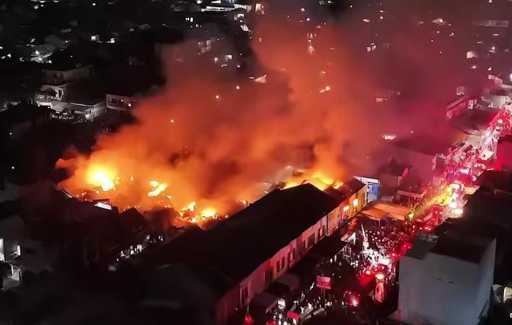 Sebuah ruko tekstil di Jalan Pajak Raya, Cipadu, Pondok Aren, Tangsel, terbakar Minggu petang, api dipadamkan setelah 4 jam.