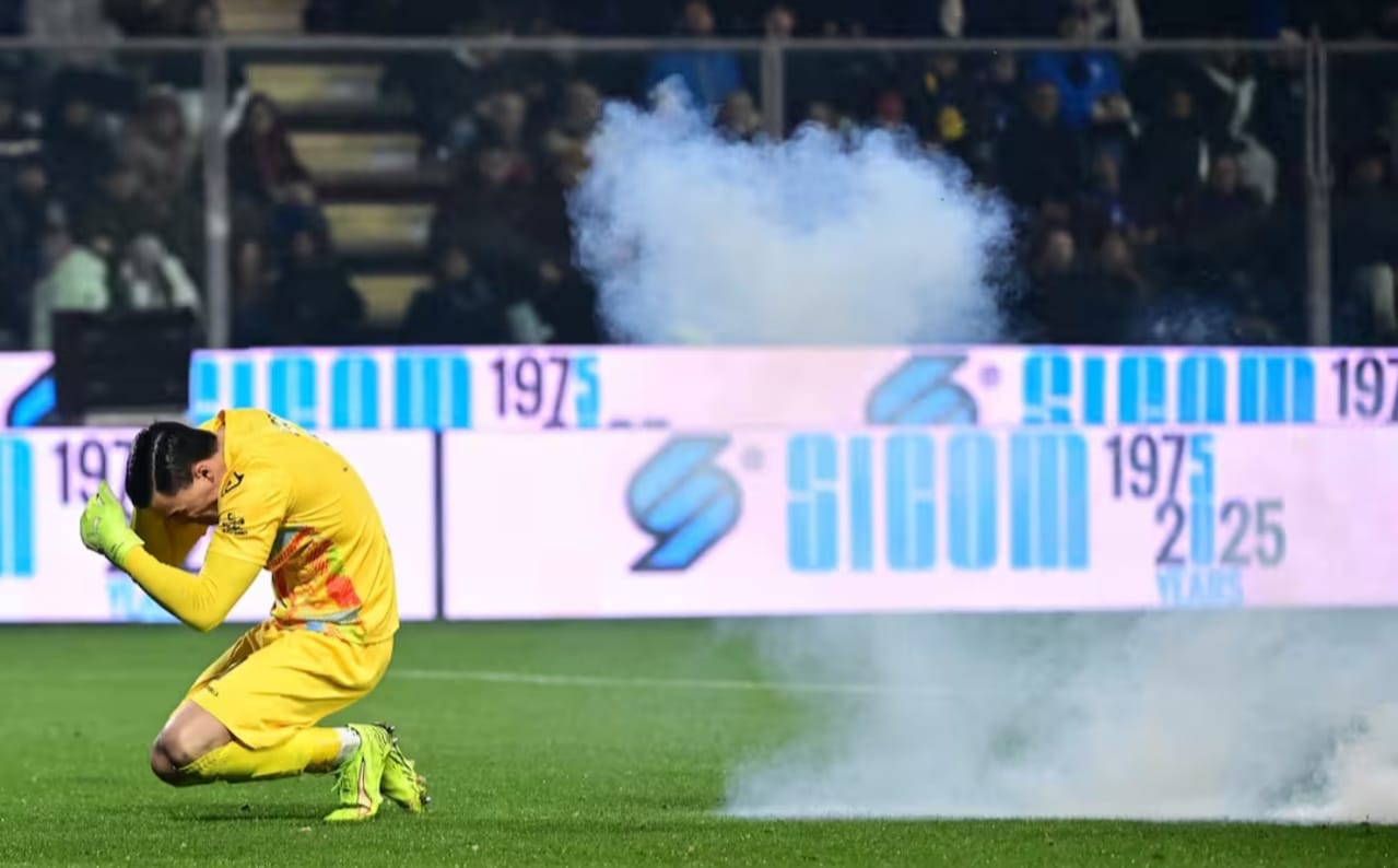 Momen ketika Emil Audero dilempar petasan saat pertandingan melawan Inter Milan.