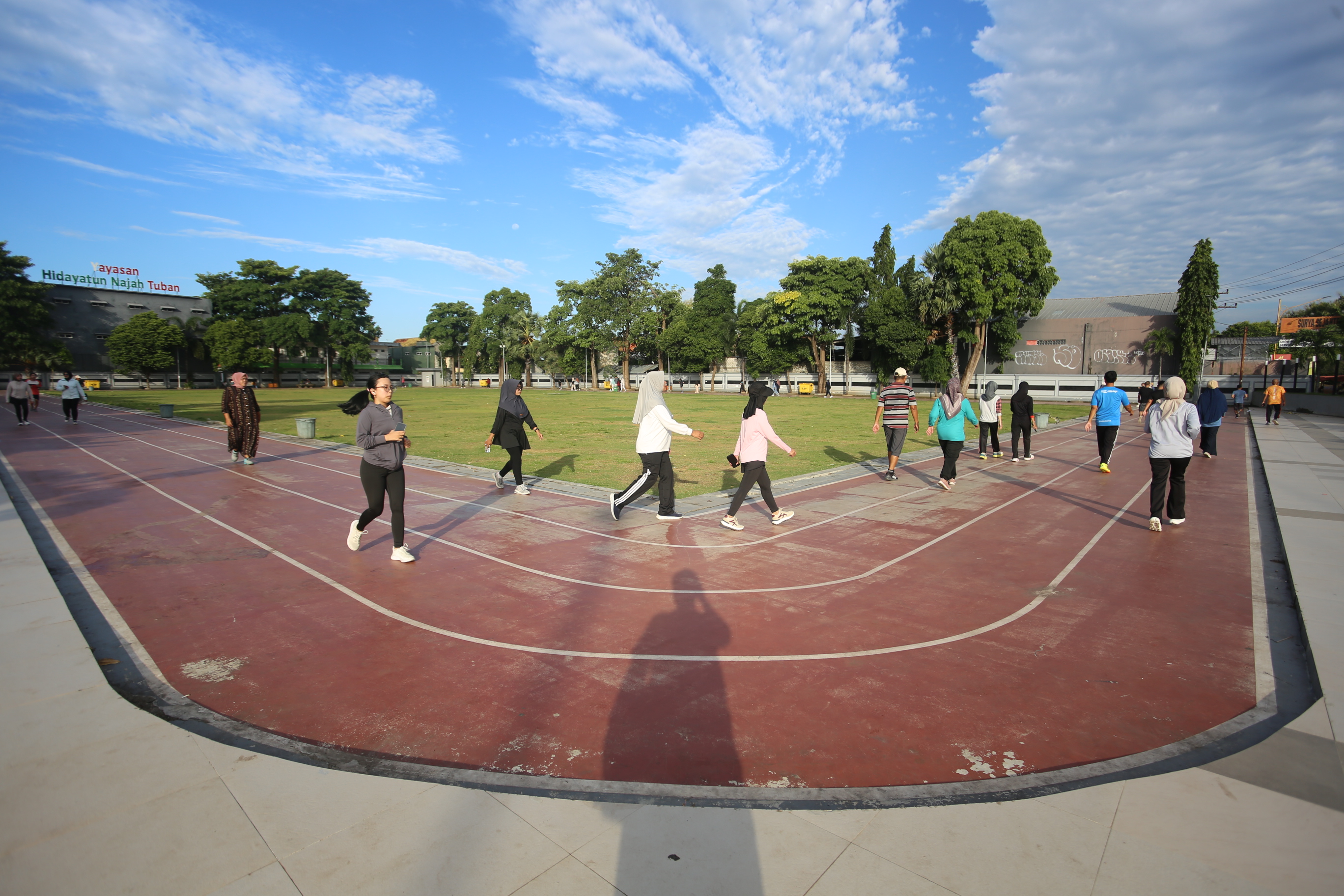 Suasana jogging track GOR Rangga Jaya Anoraga Tuban yang banyak didatangi masyarakat Tuban untuk berolahraga.