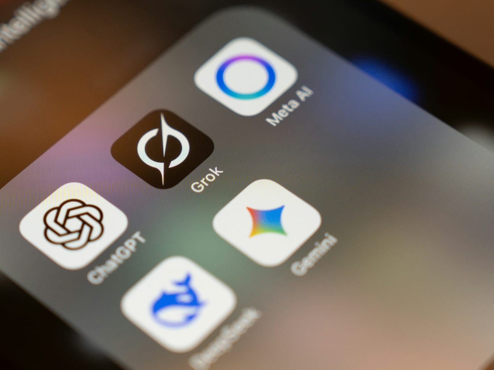 Google uji coba fitur yang memungkinkan pengguna memindah riwayat obrolan AI.