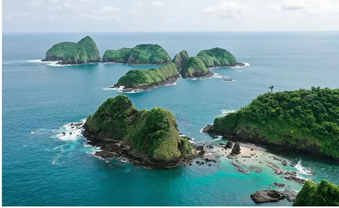Berlokasi di Pesanggrahan Banyuwangi, Green Island menawarkan view laut indah ala Raja Ampat dan suasana alami.