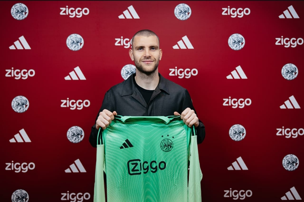 Maarten Paes resmi diperkenalkan sebagai rekrutan baru AFC Ajax Amsterdam.
