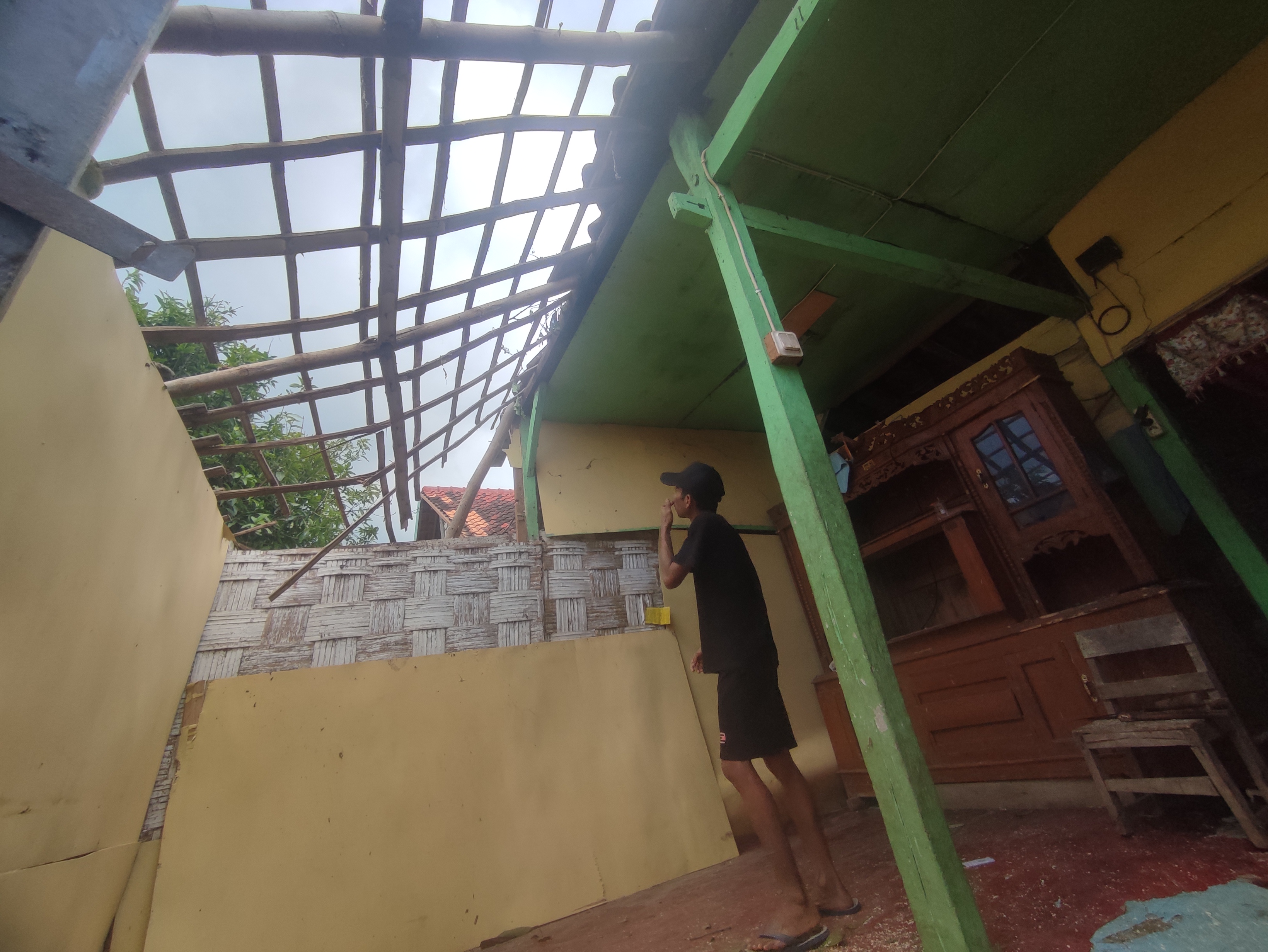 Kondisi salah satu rumah warga di Dusun Mejeruk, Desa Tegalrejo, Kecamatan Widang setelah diterjang angin kencang pada Minggu sore (1/2).