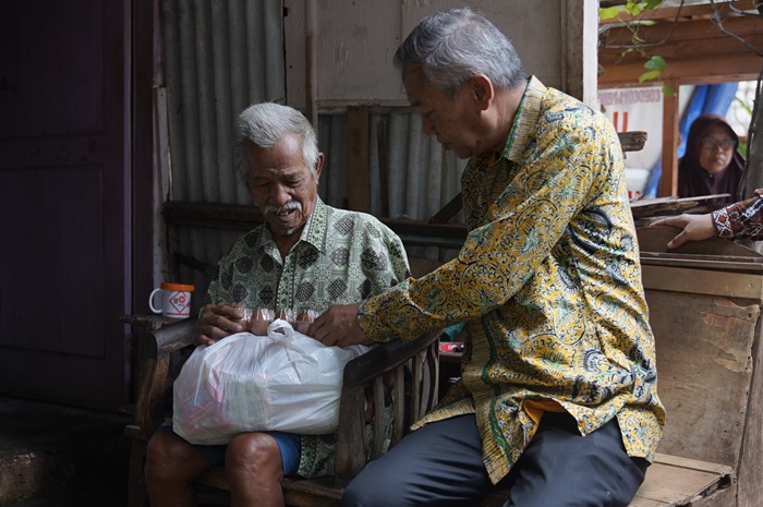 Wewakili Bupati Aditya Halindra Faridzky, Wakil Bupati Joko Sarwono bersama Ketua TP PKK Kabupaten Tuban Ayuk Krisnawati Joko Sarwono menyerahkan bantuan kepada warga kurang mampu.