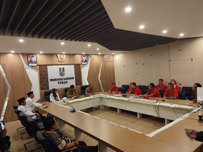Pemkab Tuban bersama Kemenag Tuban mendengarkan aspirasi perwakilan umat anggota TITD Kwan Sing Bio Tjoe dan Tjoe Ling Kiong Tuban di kantor Pemkab Tuban, kemarin (3/2).