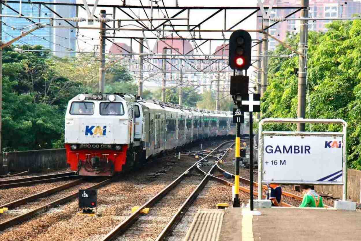 Ilustrasi tulisan +16M di stasiun Gambir: