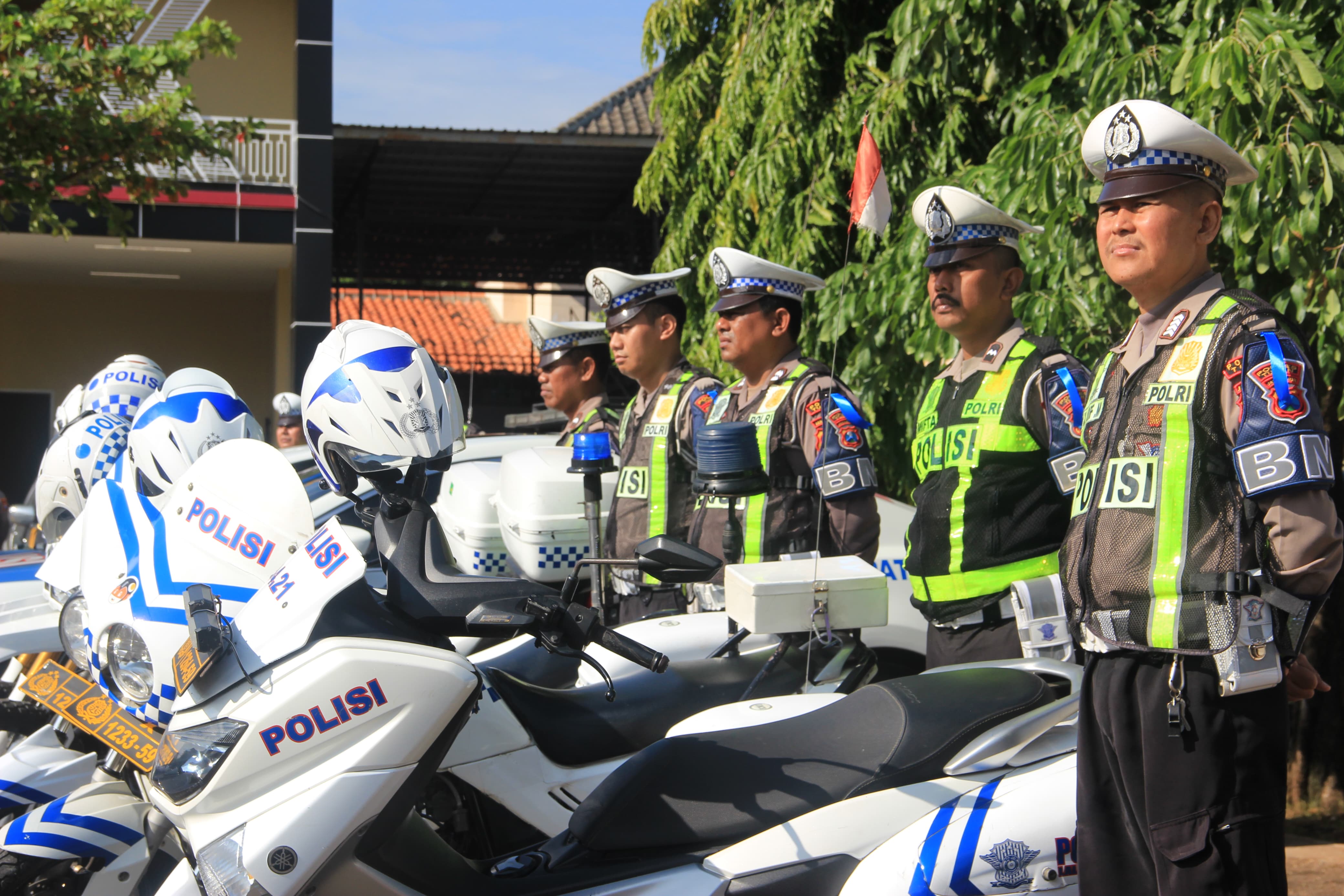 Personel Satlantas Polres Tuban mengikuti gelar apel gabungan Operasi Semeru 2026 di halaman Mapolres Tuban, Senin (2/2).