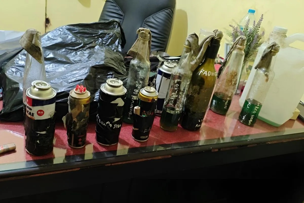 Barang bukti yang diamankan Densus 88 AT Polri dari kasus seorang siswa SMPN 3 Sungai Raya, Kalimantan Barat