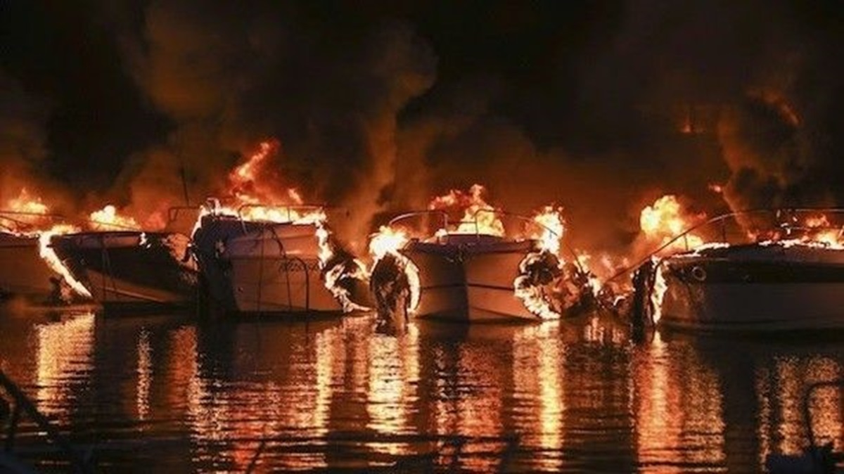 Ilustrasi Perahu Terbakar