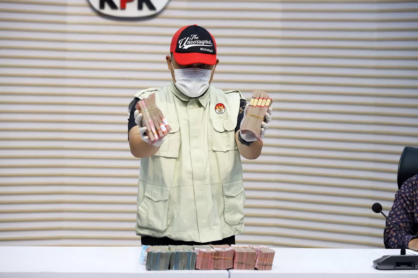 Petugas KPK menunjukkan barang bukti berupa uang tunai terkait Operasi Tangkap Tangan