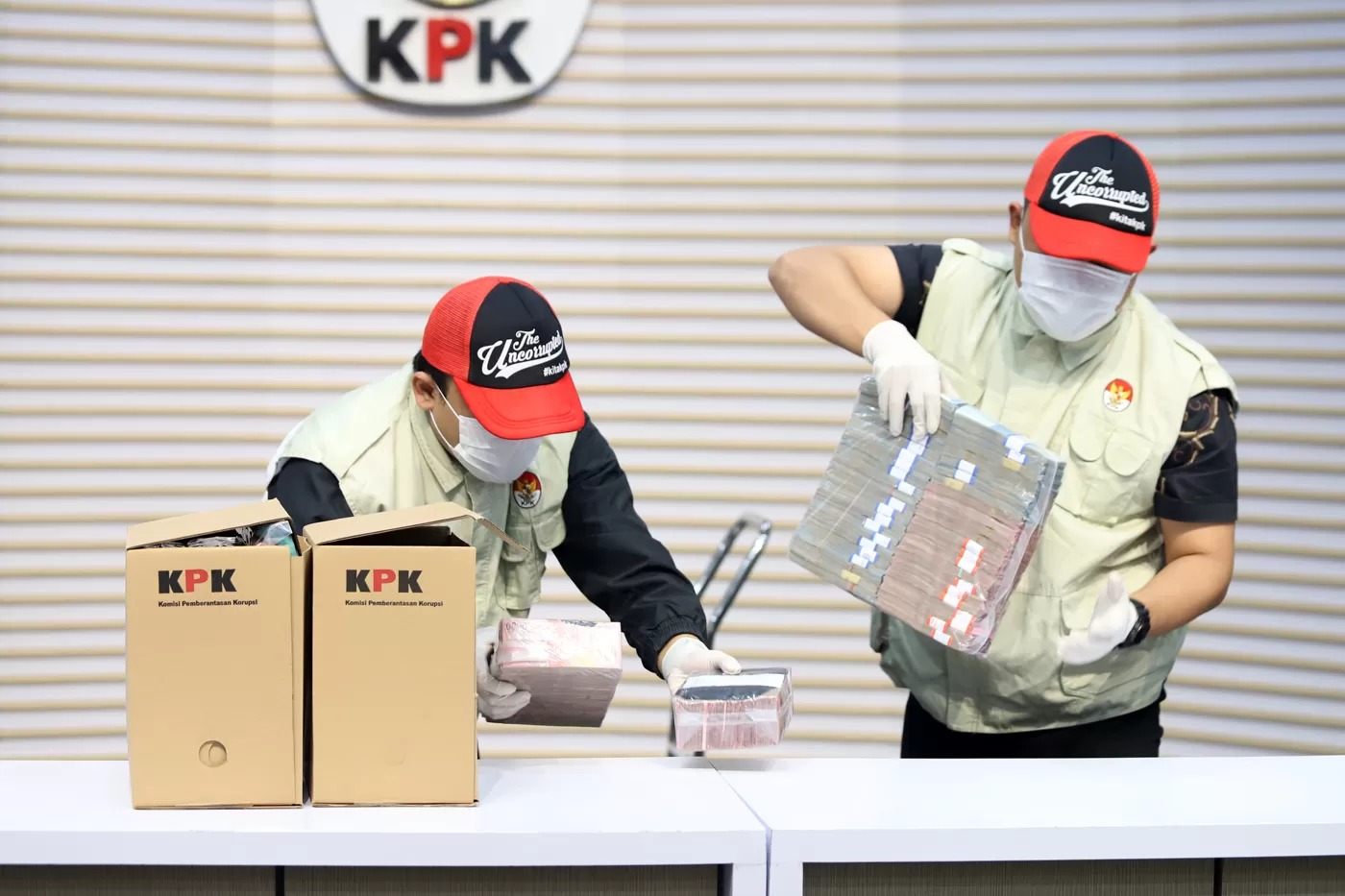 Petugas KPK menunjukkan barang bukti berupa uang tunai terkait Operasi Tangkap Tangan (OTT).