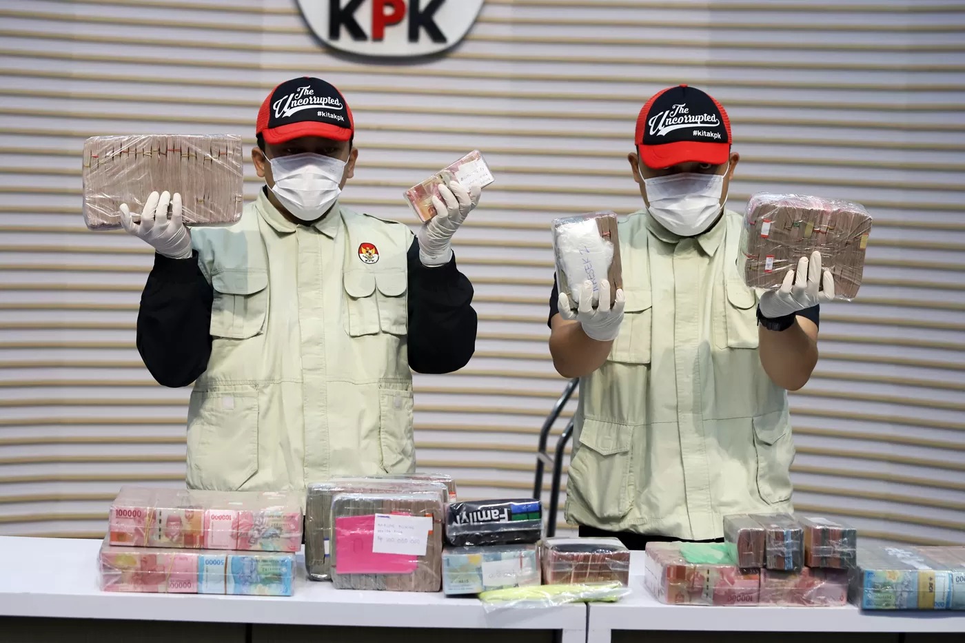 Petugas KPK menunjukkan barang bukti berupa uang tunai terkait Operasi Tangkap.
