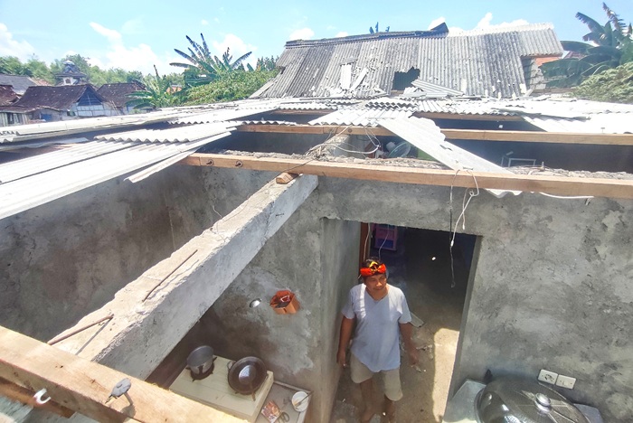 Kondisi salah satu rumah warga di Desa Tegalrejo, Kecamatan Widang pasca diterjang angin puting beliung, Minggu (3/2) sore.