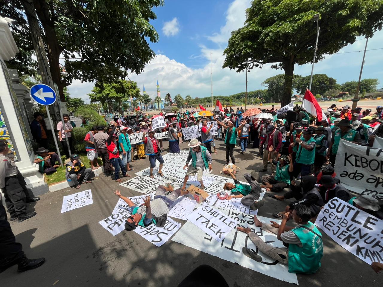 Tukang becak dan PKL yang mangkal di Parkir Wisata Kebonsari berdemo di depan gerbang kantor Pemkab Tuban, Jalan RA Kartini kemarin (4/2).