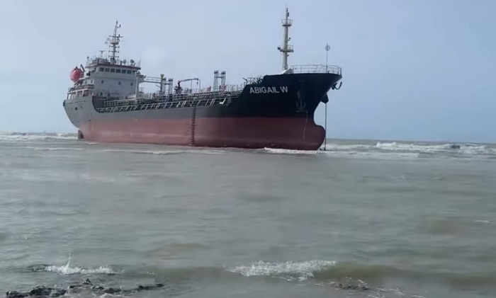 Petugas penyelamat mengevakuasi kapal tanker MT Abigail W di Pantai Panduri, Desa Tasikharjo, Kecamatan Jenu, kemarin (4/2).