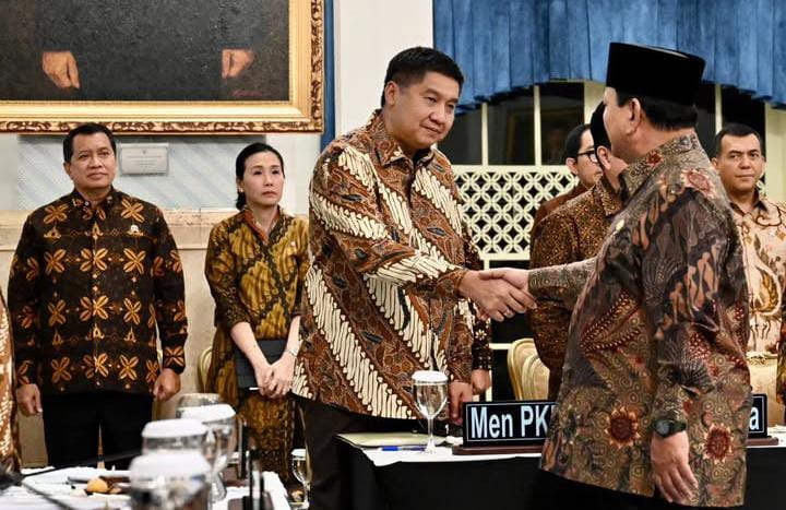 Foto Menteri Perumahan dan Kawasan Permukiman (PKP) Maruarar Sirait saat berjabat tangan dengan Presiden RI Prabowo Subianto.