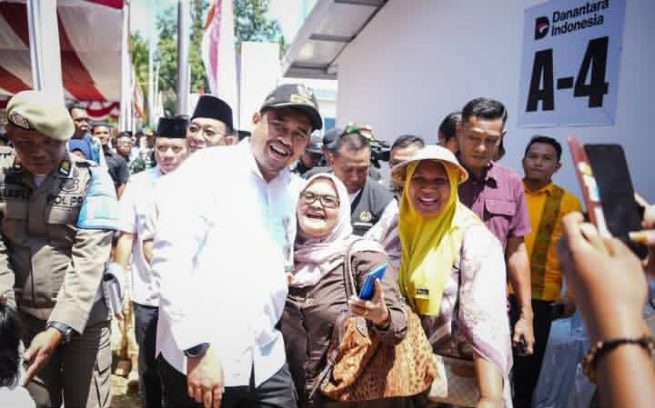 Foto Gubenur Sumut dengan warga.