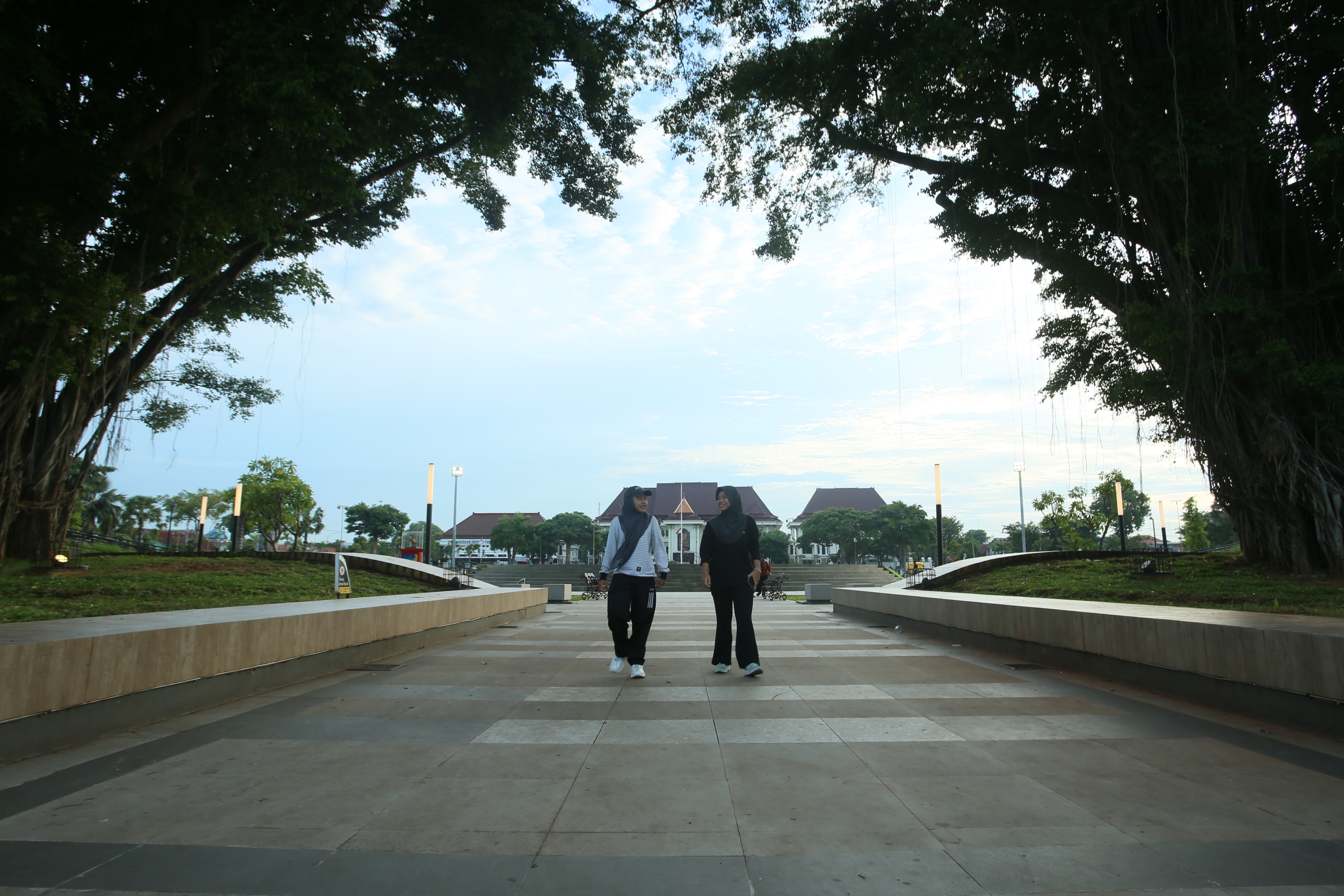 Alun-Alun Tuban menjadi tempat berkegiatan masyarakat, mulai bersantai hingga berolahraga.
