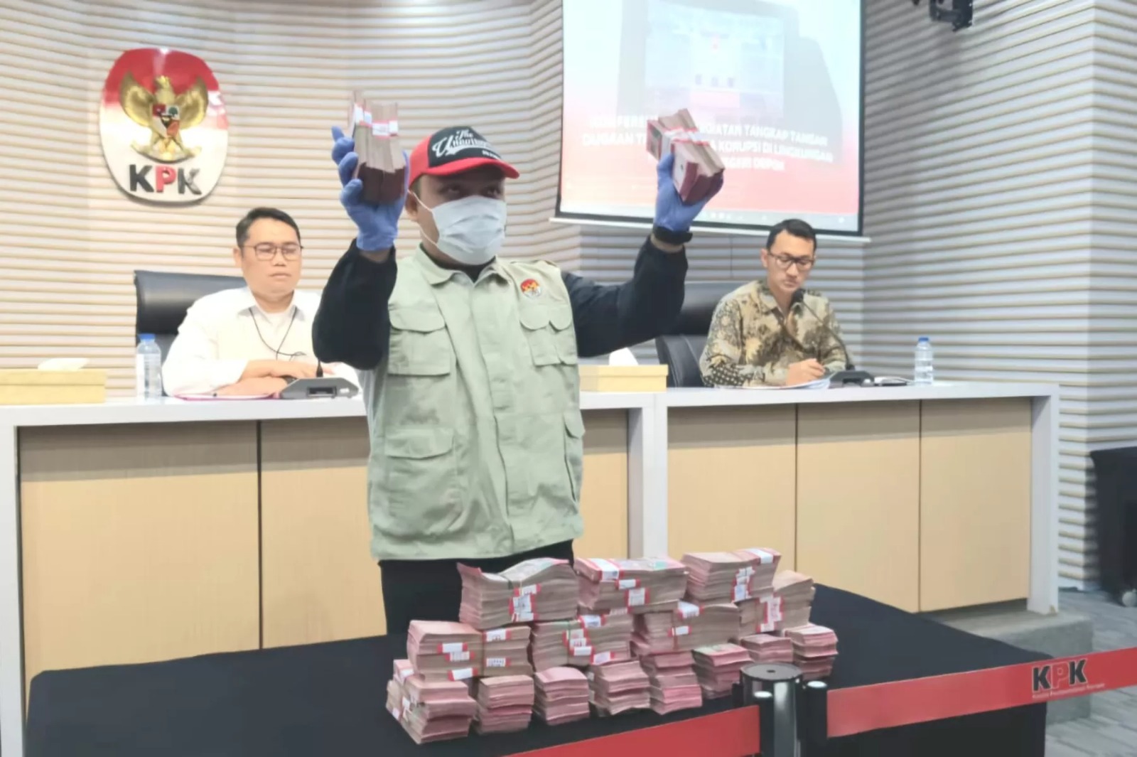 KPK temukan barang bukti uang Rp 850 juta dalam OTT di Pengadilan Negeri (PN) Depok, Jawa Barat.