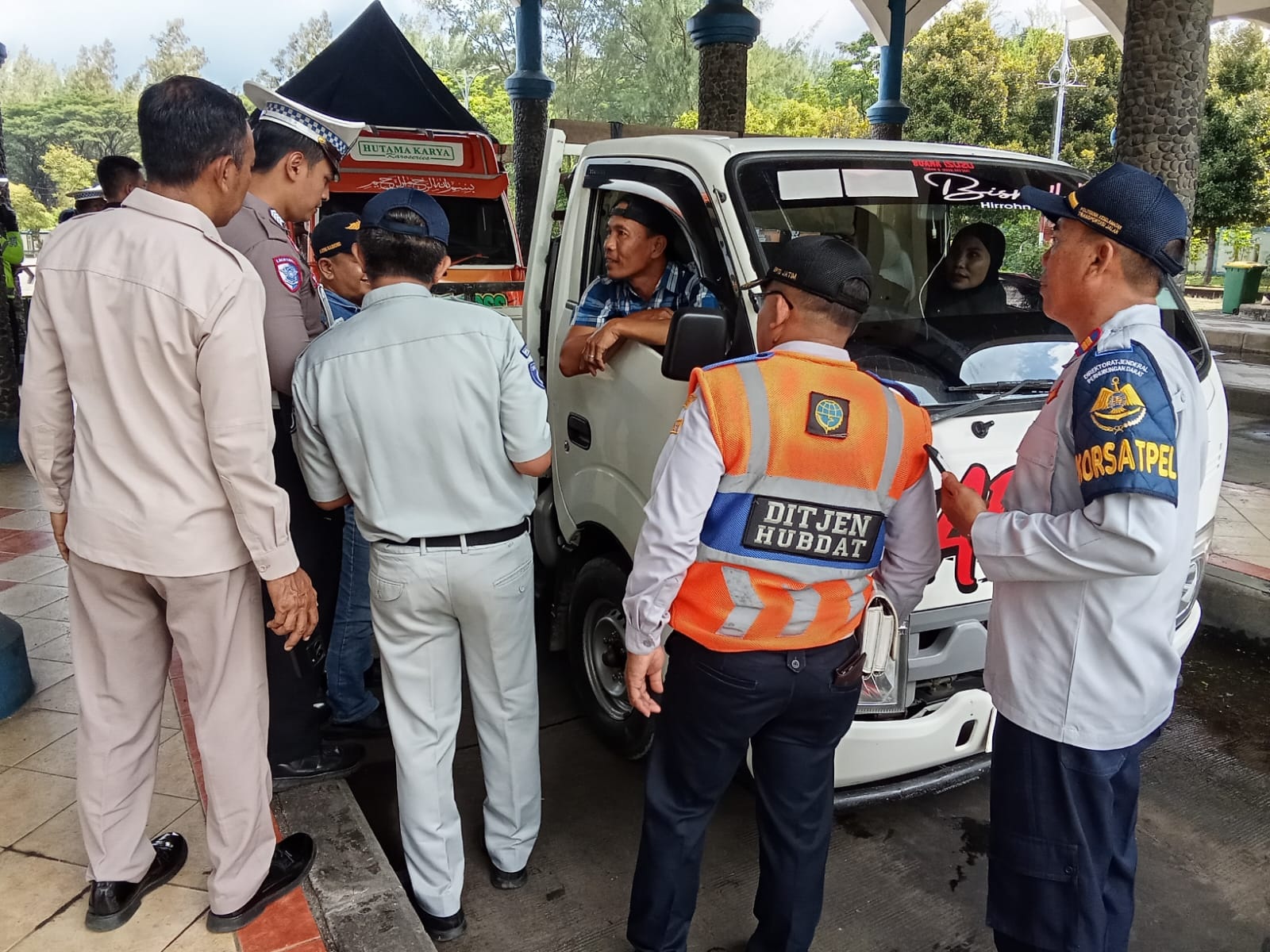 Petugas gabungan melakukan pengecekan kalayakan kendaraan yang melintas di Terminal Tipe A Kambang Putih Tuban.