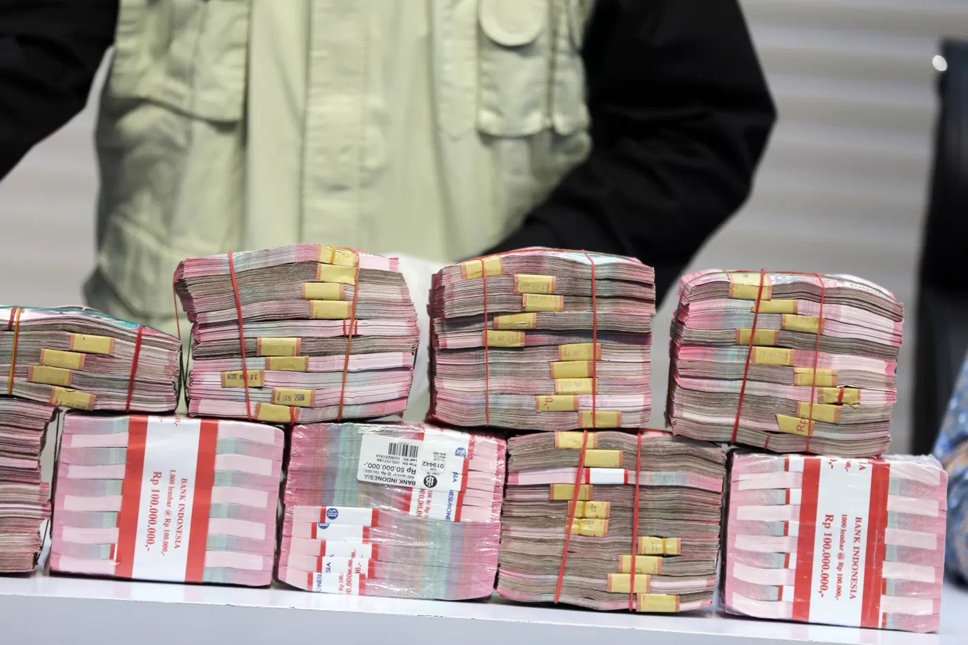 Petugas KPK menunjukkan barang bukti berupa uang tunai