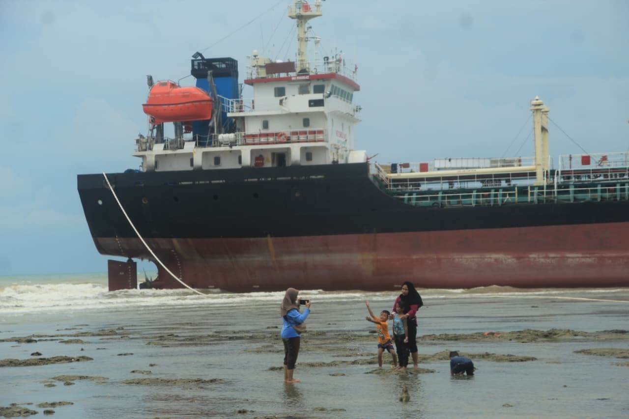 Kapal MT Abigail W yang terdampar di Pantai Panduri, Desa Tasikharjo, Kecamatan Jenu jadi spot foto favorit pengunjung pantai setempat, kemarin