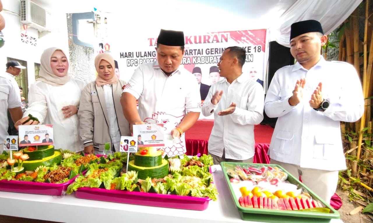 Ketua DPC Gerindra Tuban Lutfi Firmansyah memotong tumpeng dalam peringatan HUT-18 Gerindra kemarin (8/2)