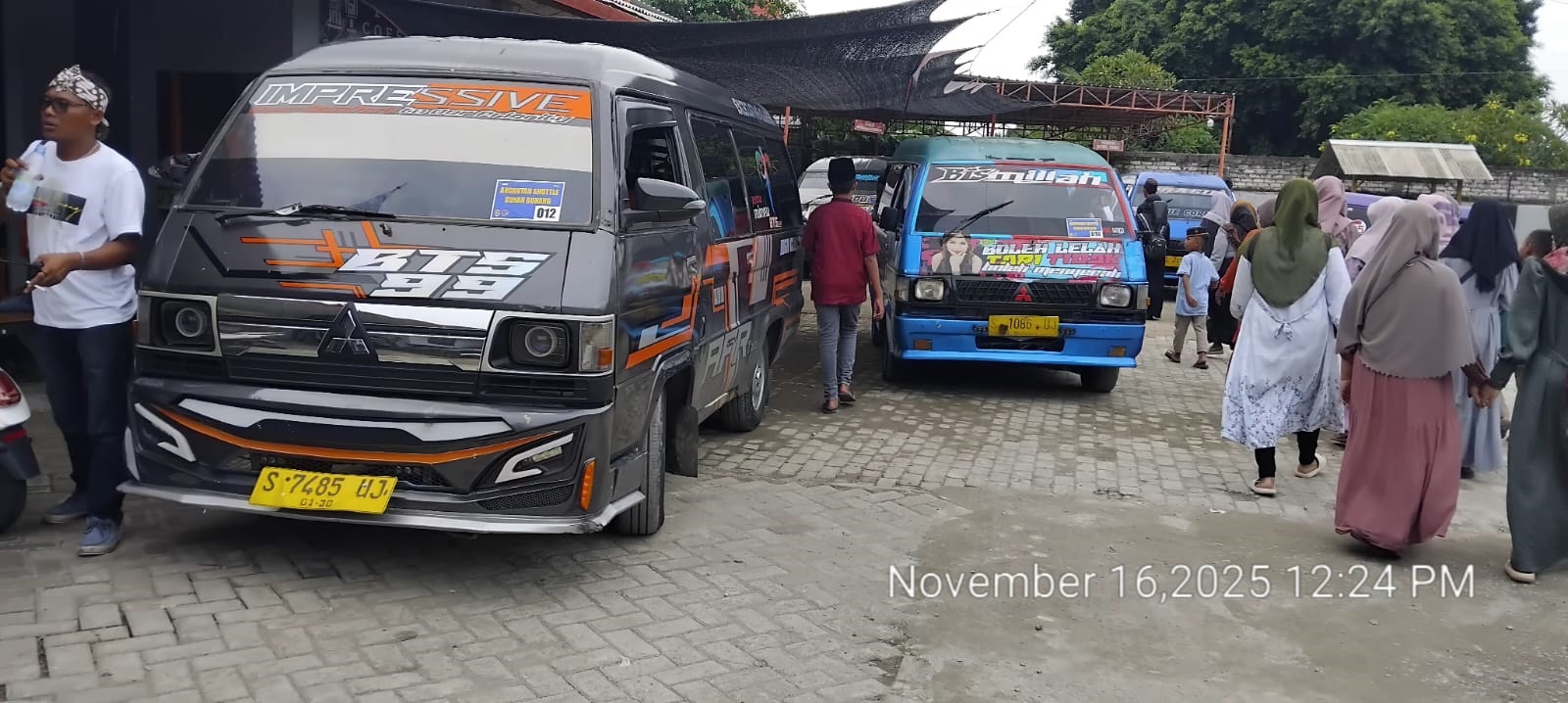 Kendaraan shuttle di Parkir Tundung Mungsuh menunggu penumpang untuk diantarkan ke makam sunan bonang.