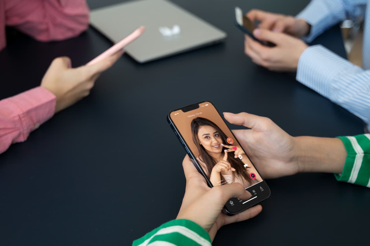 Paparan konten video pendek memicu lonjakan dopamin instan yang berdampak pada kesehatan otak.