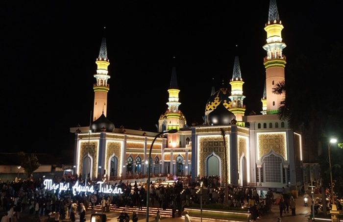 Masjid Agung Tuban di Jalan Sunan Bonang. Masjid yang berdiri di tengah kota ini mempertegas karakter religius kawasan sekitarnya.