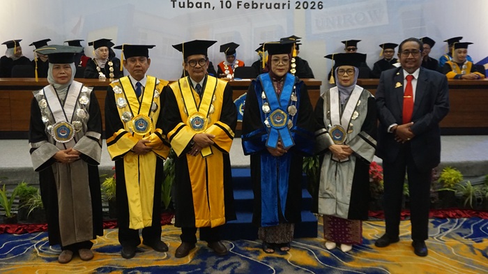 Kelima Guru Besar Universitas PGRI Ronggolawe berdiri berdampingan dengan Ketua Perkumpulan Penyelenggara lembaga Pendidikan Perguruan Tinggi (PPLP PT) PGRI Tuban Sudjarwoto, M. H, MM, M.Hum.