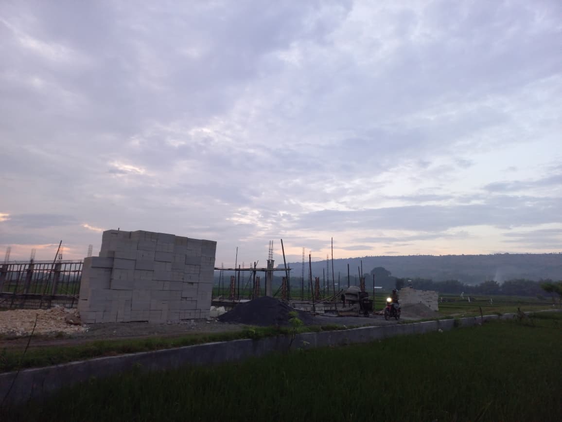 Salah satu lokasi pembangunan Koperasi Desa Merah Putih di Kecamatan Rengel yang menempati lahan produktif.