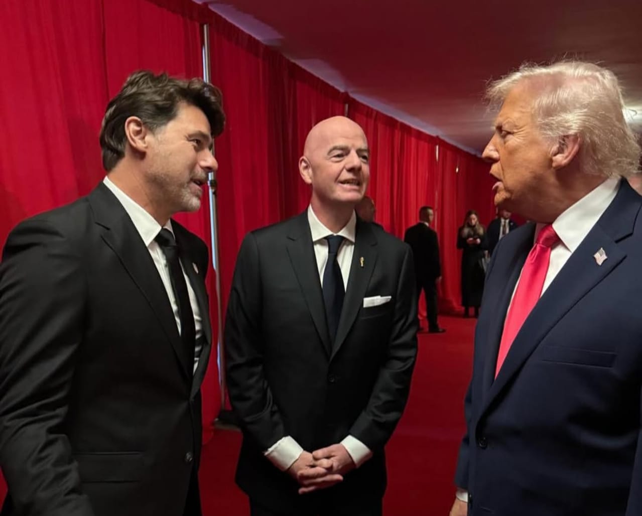 Pelatih Timnas Amerika Serikat, Mauricio Pochettino, saat bertemu presiden FIFA Gianni Infantino dan presiden AS Donald Trump